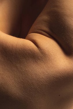 Kadın vücut dokusu. Kadın vücudunun en yakın kısmı. Cilt bakımı, sağlık, hijyen ve tıp konsepti. Makro fotoğrafçılık. Sanat, doğal güzellik konsepti