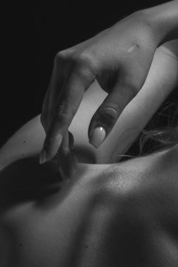 Yaklaş ve geri gel. İyi korunmuş ciltli güzel bir kadının yaratıcı portresi. Doğal güzellik, fitness, diyet, spa, estetik cerrahi ve estetik kozmetoloji