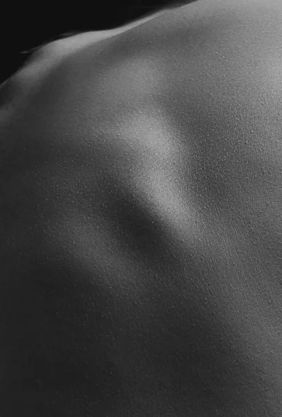 Bakre kurvlinje. Detaljerad textur av mänsklig kvinnlig hud. Närbild av en del av kvinnans kropp. Hudvård, kroppsvård, hälsovård, hygien och medicin. — Stockfoto