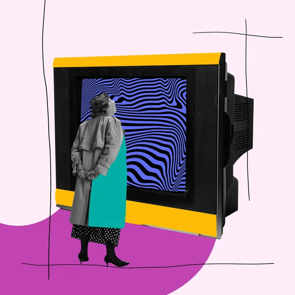 Ljusa samtida konstcollage. Idéer, vintage, retrostil, fantasi. Senior kvinna tittar på skärmen av retro Tv som på abstrakt bakgrund med ritningar. — Stockfoto