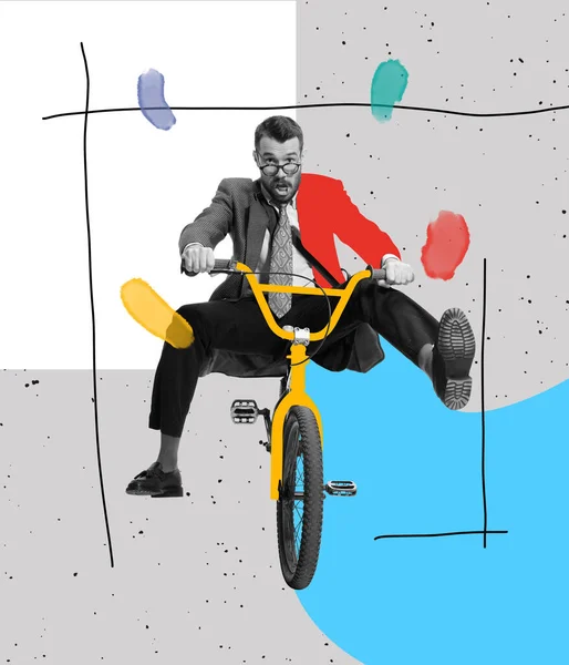 Colagem de arte contemporânea brilhante. Ideias, vintage, estilo retro, imaginação. Homem excitado livrando crianças bicicleta em fundo abstrato com desenhos. — Fotografia de Stock