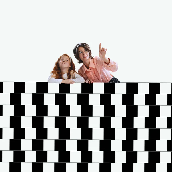 Collage de arte contemporáneo. Mujer joven y niña, madre e hija sentadas detrás del diseño de ilusión óptica en blanco y negro, patrón sobre fondo claro. —  Fotos de Stock