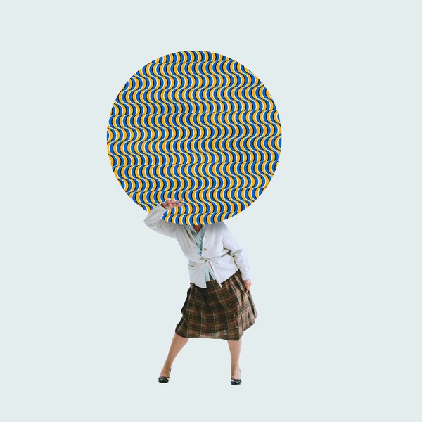 Colagem de arte contemporânea. Mulher dançante com círculo de design de ilusão óptica em vez cabeça simbolizando ciclo de eventos na vida. Conceito de ilusão óptica — Fotografia de Stock