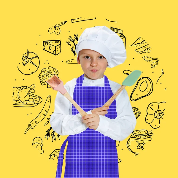 Retrato de arte de un niño feliz con uniforme de cocinero blanco y un enorme sombrero de chefs mirando a la cámara aislada sobre fondo amarillo con dibujos. Collage. — Foto de Stock