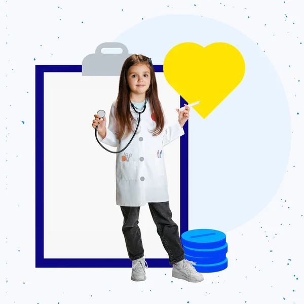 Гарна дошкільна дівчинка, дитина з зображенням лікаря, одягнена в біле медичне пальто, ізольована на різнокольоровому фоні. Збережи Україну, медицина — стокове фото
