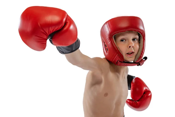 Porträt eines kleinen Jungen, eines Jungen in Boxerhandschuhen und kurzen Hosen, der isoliert auf weißem Studiohintergrund trainiert. Konzept von Sport, Bewegung, Studium, Errungenschaften Lebensstil. — Stockfoto