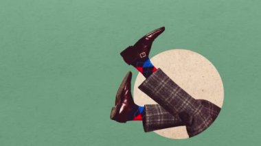 Eski tarz ayakkabılı erkek bacakları, yeşil arka planda izole edilmiş bir kıyafet. Pop-art tarzında çağdaş sanat kolajı. Eski moda. 2d animasyon, dur hareketi