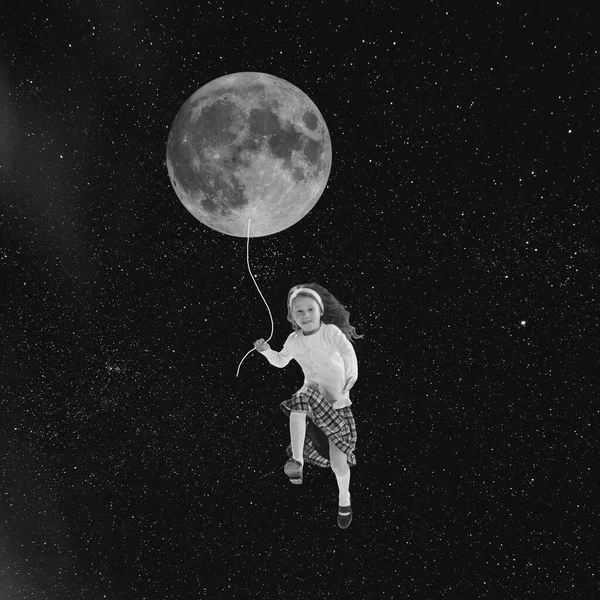 Collage d'art contemporain. Heureuse petite fille qui court avec un ballon à air isolé sur fond étoilé sombre, dans l'espace. Concept de rêve, aspiration, art — Photo