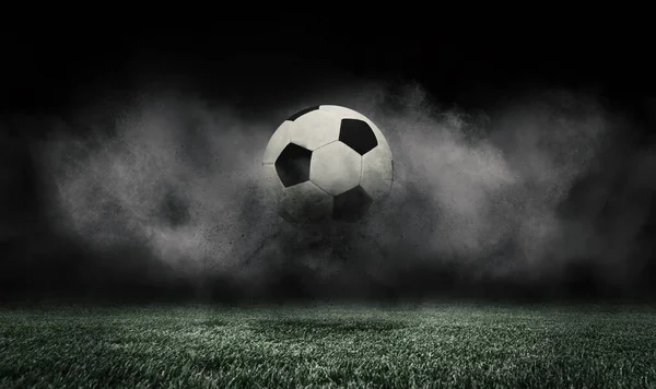 Piłka nożna skoki na zielonej trawie boiska do piłki nożnej izolowane na ciemnym tle z dymem. Koncepcja sportu, sztuki, energii, władzy. Kreatywny kolaż. Koncepcja mistrzostw świata — Zdjęcie stockowe