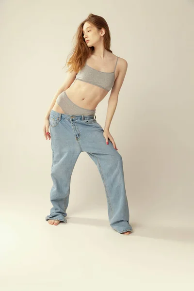 Uma Menina Bonita Magro Posando Roupa Interior Cinza Jeans Oversized — Fotografia de Stock