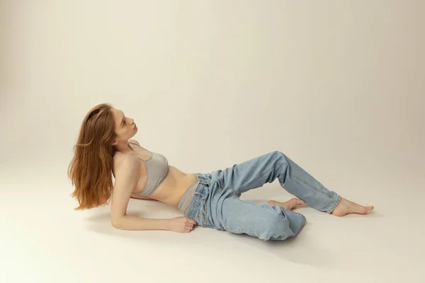 Mooi Slank Roodharig Meisje Liggend Vloer Poserend Jeans Top Geïsoleerd — Stockfoto