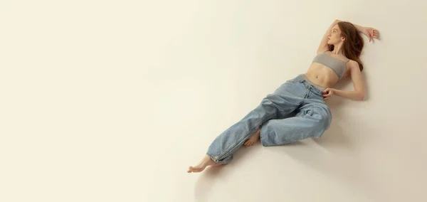 Portret Van Een Jong Roodharig Meisje Dat Poseert Liggend Vloer — Stockfoto