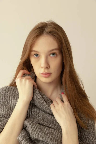 Portré Fiatal Vörös Hajú Lány Pulóverben Pózol Elszigetelt Szürke Stúdió — Stock Fotó