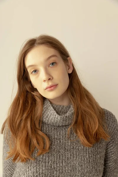 Retrato Una Joven Pelirroja Posando Suéter Mirando Cámara Aislada Sobre — Foto de Stock