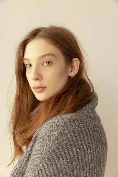 Retrato Menina Bonita Com Nua Compõem Posando Olhando Para Câmera — Fotografia de Stock