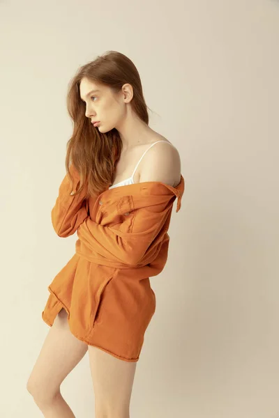 Retrato Menina Bonita Posando Camisa Laranja Roupa Interior Isolada Sobre — Fotografia de Stock