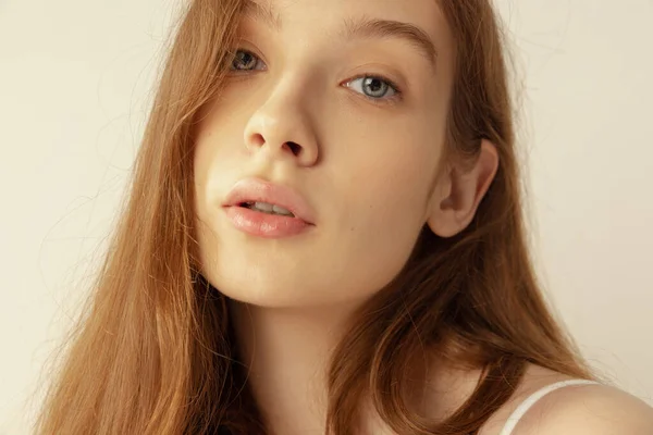 Közelkép Egy Gyönyörű Fiatal Vörös Hajú Lányról Aki Szürke Háttérrel — Stock Fotó