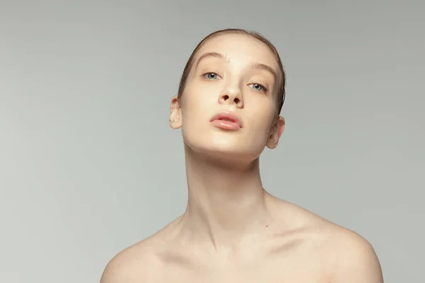 グレーのスタジオバックで絶妙のクリアな顔と豊満な唇を持つ若い柔らかい女の子の肖像画 唇の拡張 ナチュラルスキン プラスチックサギー 医学の概念 — ストック写真