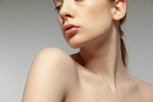 在灰色工作室背景下 女性细颈 唇和下巴的特写图像被隔离 美容外科 美容美发 天然肌肤 化妆品护理 塑料糖业 医药等概念 — 图库照片