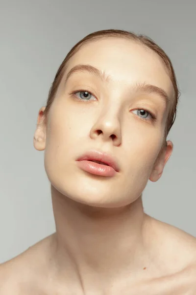 透明感のある滑らかな肌を持つ若い美少女のクローズアップポートレートグレーの背景に隔離 化粧品の洗顔 ナチュラルスキン プラスチックサギー 医学の概念 — ストック写真