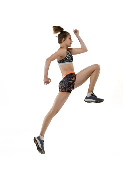 跳远运动运动的发展 一名身穿运动服的职业女运动员在白人背景下被隔离 速度的概念 广告的复制空间 — 图库照片