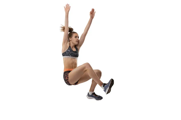 長いジャンプテクニック 白い背景に隔離されたスポーツの制服ジャンプでプロの女性選手のスタジオショット スポーツ アクション 健康的なライフスタイルの概念 広告のコピースペース — ストック写真