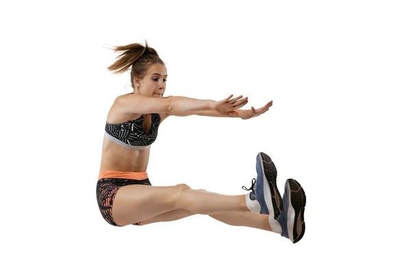 長いジャンプスポーツの動きの開発 白い背景に隔離されたジャンプスポーツの制服を着たプロの女性選手の一人 スポーツ アクション スピードの概念 広告のコピースペース — ストック写真