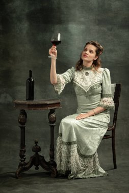 Degukasyon. Ortaçağ kraliyet mensubu ya da karanlık arka planda yalnız poz veren Vikontes 'in tasviri olan çekici genç kızın kavramsal portresi. Dönem konsepti, moda, sanat, reklam karşılaştırması.