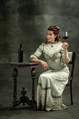 - Şerefe. Ortaçağ kraliyet mensubu ya da karanlık arka planda yalnız poz veren Vikontes 'in tasviri olan çekici genç kızın kavramsal portresi. Dönem konsepti, moda, sanat, reklam karşılaştırması.