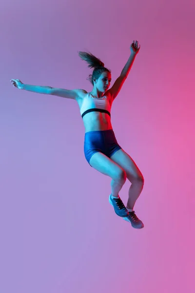 Trening Sporcie Skokowym Młoda Dziewczyna Atletka Ćwicząca Różowym Tle Studia — Zdjęcie stockowe