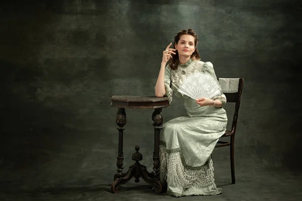 Pięknie Młoda Piękna Dziewczyna Szarej Sukience Średniowiecznego Stylu Siedzi Przy — Zdjęcie stockowe