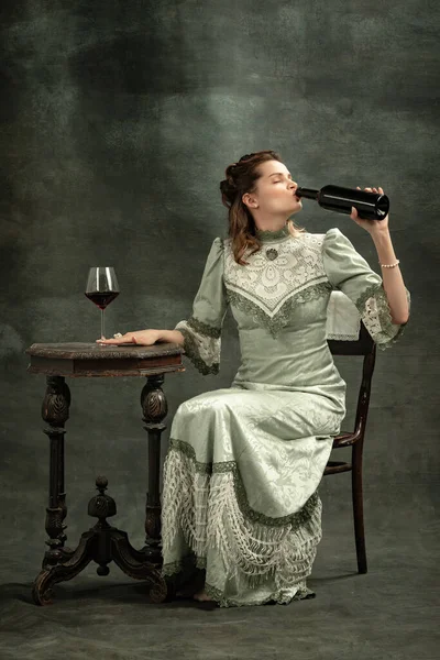 Degustacja Czerwonego Wina Koncepcyjny Portret Młodej Uroczej Dziewczyny Obraz Średniowiecznej — Zdjęcie stockowe