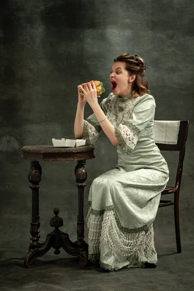 Comida Louca Retrato Cômico Menina Bonita Jovem Vestido Cinza Estilo — Fotografia de Stock