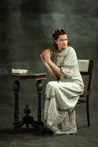 Szalone Jedzenie Komiczny Portret Młodej Pięknej Dziewczyny Szarej Sukience Średniowiecznego — Zdjęcie stockowe