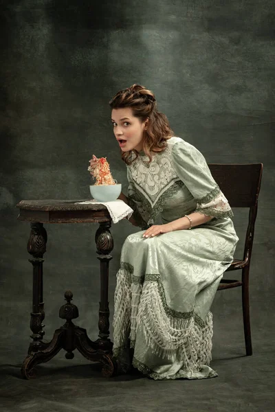 Chińska Kuchnia Emocjonalna Młoda Piękna Dziewczyna Aktorka Zdjęciu Średniowiecznej Osoby — Zdjęcie stockowe