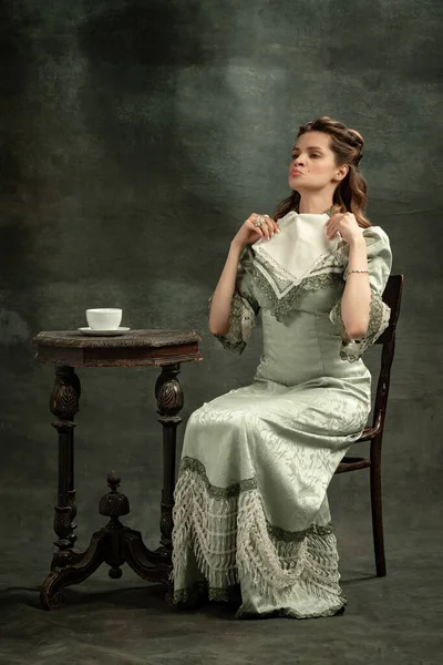 Uśmiechnij Się Portret Młodej Pięknej Dziewczyny Szarej Sukience Średniowiecznego Stylu — Zdjęcie stockowe