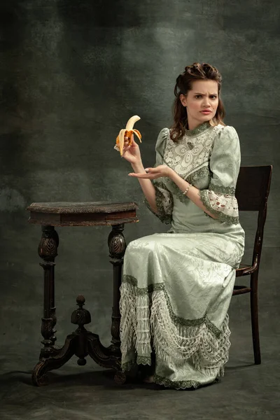 Здоровое Питание Винтажный Портрет Молодой Девушки Сером Платье Средневекового Стиля — стоковое фото