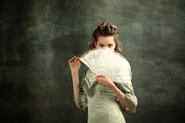 Intryga Vintage Portret Młodej Pięknej Dziewczyny Szarej Sukience Średniowiecznego Stylu — Zdjęcie stockowe