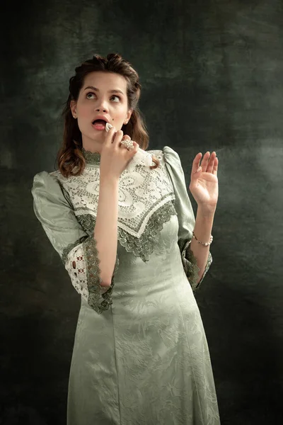 Uroczy Vintage Portret Młodej Pięknej Dziewczyny Szarej Sukience Średniowiecznego Stylu — Zdjęcie stockowe