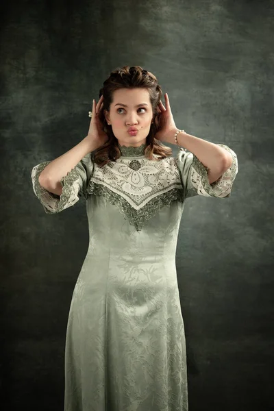 Dělám Rybí Ksicht Portrét Mladé Krásné Dívky Šedých Šatech Středověkého — Stock fotografie