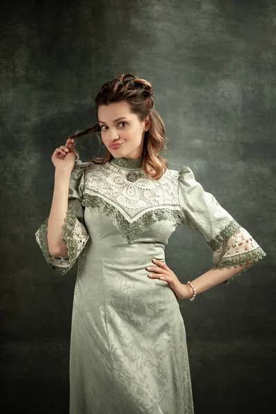 Elegancja Vintage Portret Młodej Pięknej Dziewczyny Szarej Sukience Średniowiecznego Stylu — Zdjęcie stockowe