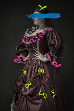 Çağdaş sanat eserleri. Yüz üzerinde pikselli etki. Yeni vizyon. Ortaçağ asilzadesi görünümlü bir kadın mavi boya ve koyu arkaplan üzerine çizimler. Sürrealizm, dönem karşılaştırması.