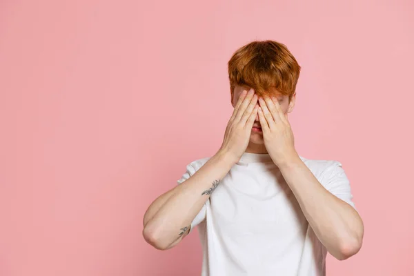 Stanco Ritratto Giovane Uomo Dalla Testa Rossa Shirt Bianca Posa — Foto Stock