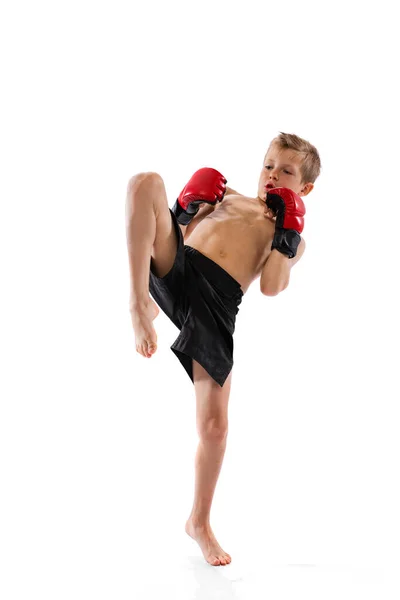 Niño Niño Tiros Deportivos Guantes Practicando Boxeo Tailandés Sobre Fondo —  Fotos de Stock