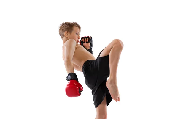 白いスタジオの背景にタイボクシングを練習している小さな男の子 スポーツショットや手袋の子供のダイナミックな肖像画 ママの初心者戦闘機 スポーツ 運動概念 — ストック写真