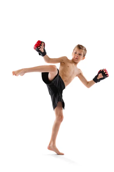 Patada Las Piernas Niño Niño Tiros Deportivos Guantes Practicando Boxeo —  Fotos de Stock