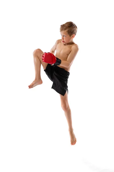 Niño Niño Tiros Deportivos Guantes Practicando Boxeo Tailandés Sobre Fondo — Foto de Stock