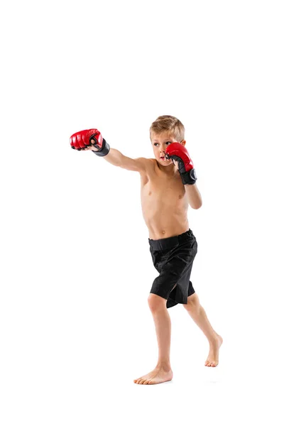 Удар Маленький Мальчик Парень Спортивных Фотографиях Перчатках Практикующий Тайский Бокс — стоковое фото