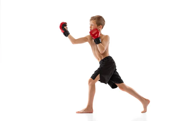 Een Kleine Jongen Sportief Kind Zwarte Schoten Handschoenen Training Thai — Stockfoto