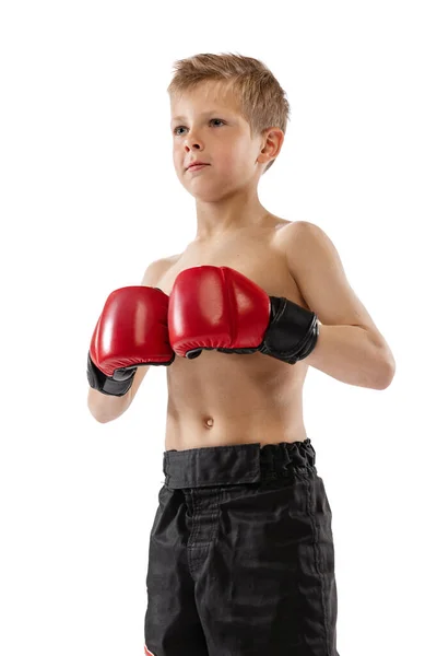 Portret Chłopca Bliska Dzieciak Sportowych Ujęciach Rękawiczkach Pozujących Białym Tle — Zdjęcie stockowe